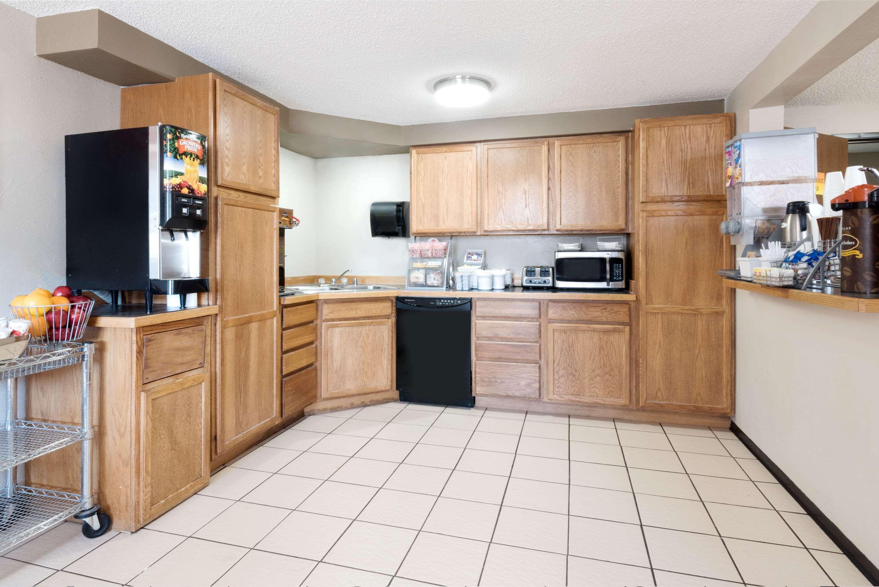 Super 8 By Wyndham Miles City Extérieur photo